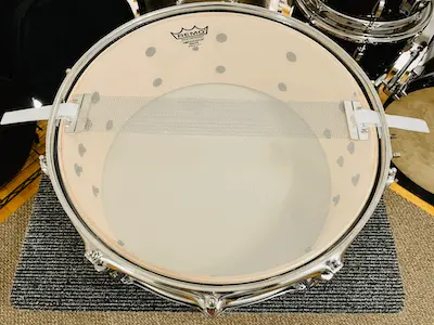 snare wires laying on head