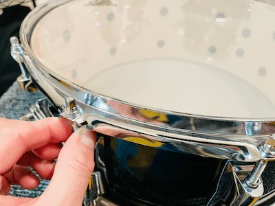 finger tightening snare drum rod